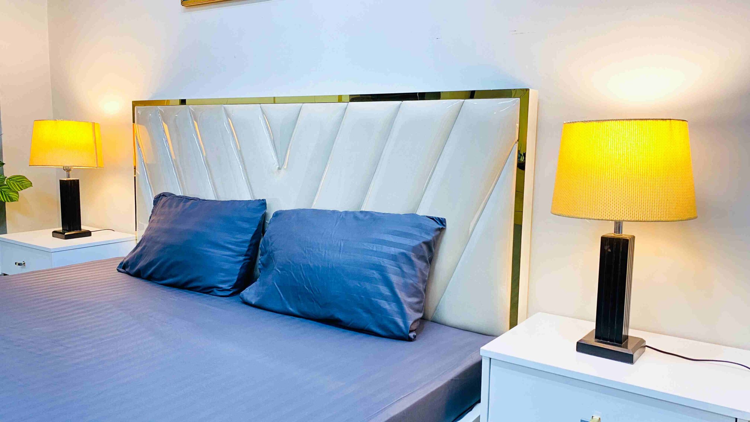 White Metal Bed Set - Image 4